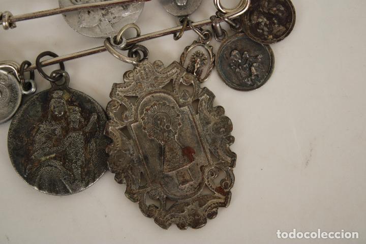 Antig&uuml;edades: alfiler con 8 medallas - Foto 3