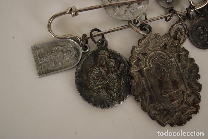 Antig&uuml;edades: alfiler con 8 medallas - Foto 4