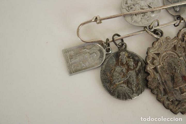 Antig&uuml;edades: alfiler con 8 medallas - Foto 5