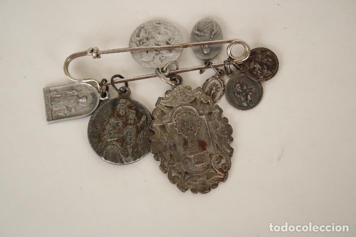 Antig&uuml;edades: alfiler con 8 medallas - Foto 1