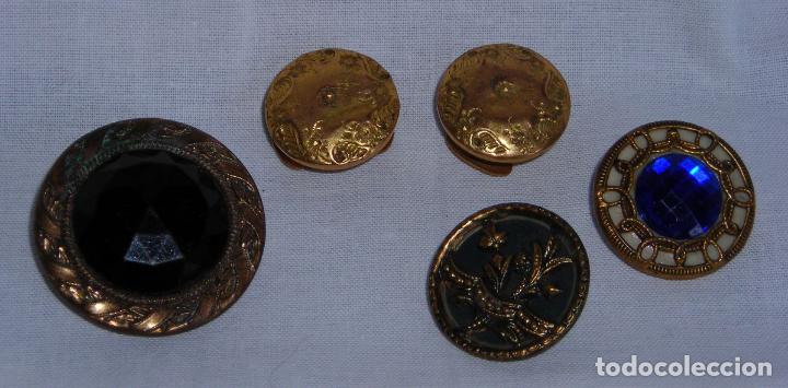Antig&uuml;edades: Lote con 5 botones antiguos - Foto 1