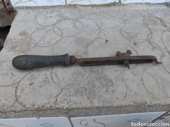 Antig&uuml;edades: Antiguo Abrelatas con Mango de Madera - Foto 3