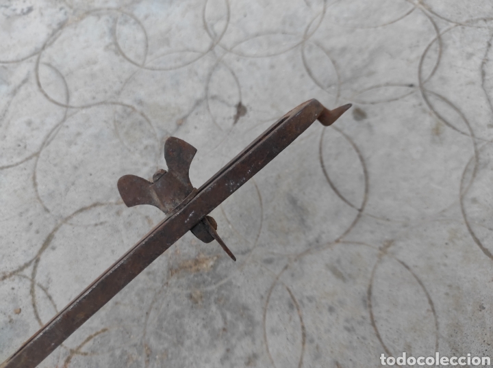 Antig&uuml;edades: Antiguo Abrelatas con Mango de Madera - Foto 4