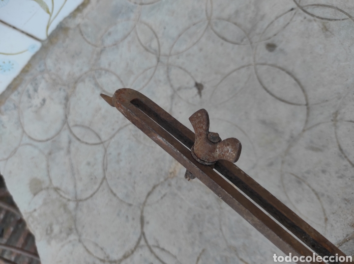 Antig&uuml;edades: Antiguo Abrelatas con Mango de Madera - Foto 8