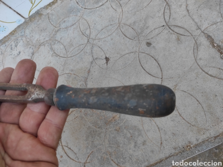 Antig&uuml;edades: Antiguo Abrelatas con Mango de Madera - Foto 9