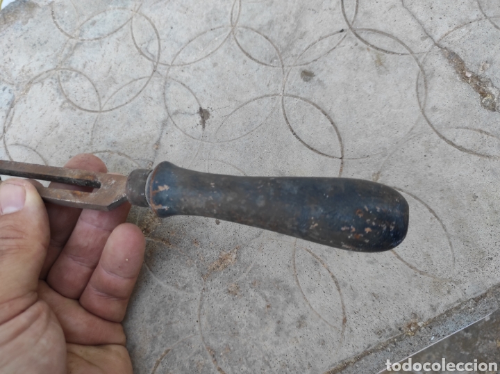 Antig&uuml;edades: Antiguo Abrelatas con Mango de Madera - Foto 10