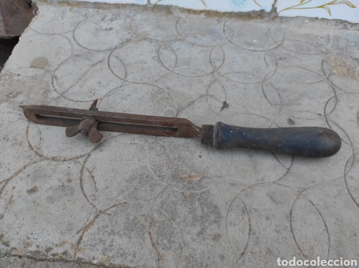 Antig&uuml;edades: Antiguo Abrelatas con Mango de Madera - Foto 1