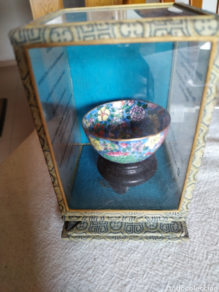 Antig&uuml;edades: Cuenco de porcelana china en urna - Foto 1