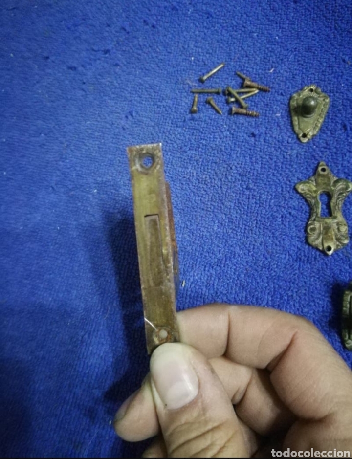 Antig&uuml;edades: Cerradura y pomos peque&ntilde;os de bronce - Foto 2