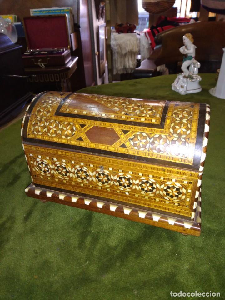 Antig&uuml;edades: Caja cofre de taracea granadina. REF-2678 - Foto 1