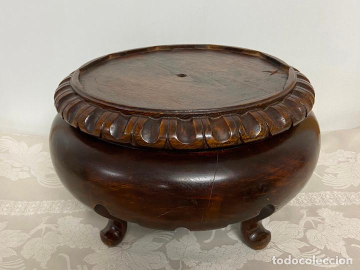 Antiques: FC. 4&ordf;.- Formidable peana para Santo o Virgen de nogal macizo con tapa de roble . 36 cm x 20 cm