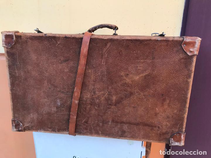 Antig&uuml;edades: Maleta antigua de cuero mide 70 x 42 x 22 , incluye llave