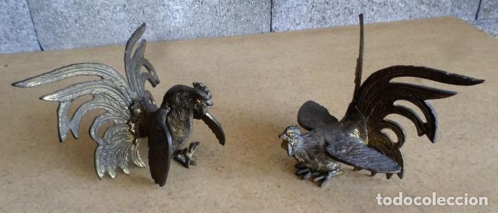Antig&uuml;edades: PAREJA DE GALLOS DE BRONCE &ndash; LATON - Foto 1