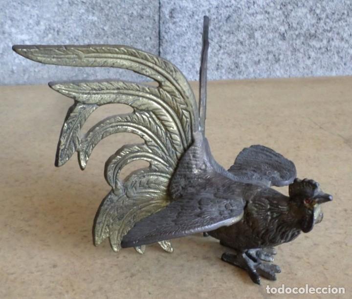 Antig&uuml;edades: PAREJA DE GALLOS DE BRONCE &ndash; LATON - Foto 2
