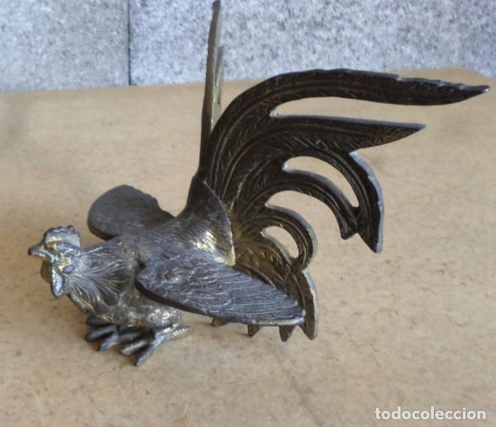 Antig&uuml;edades: PAREJA DE GALLOS DE BRONCE &ndash; LATON - Foto 3