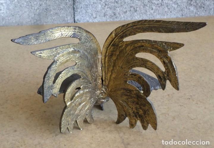 Antig&uuml;edades: PAREJA DE GALLOS DE BRONCE &ndash; LATON - Foto 4