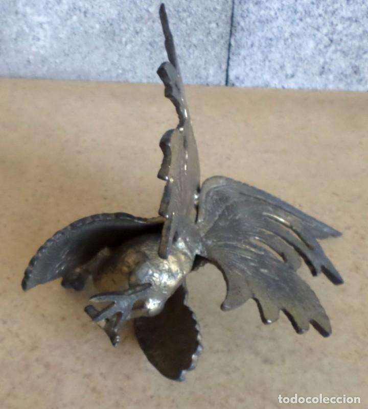Antig&uuml;edades: PAREJA DE GALLOS DE BRONCE &ndash; LATON - Foto 9