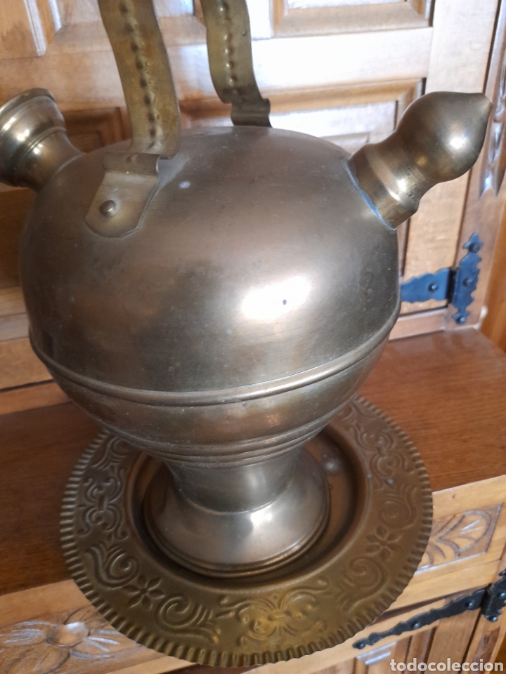 Antig&uuml;edades: Antiguo botijo de lat&oacute;n con plato - Foto 3