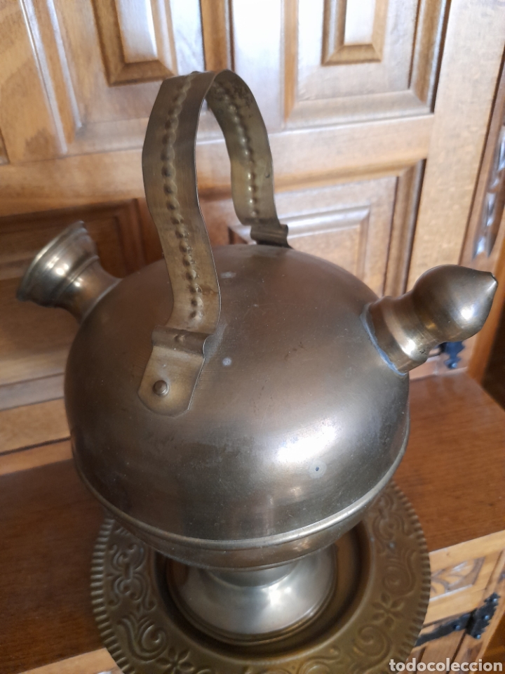 Antig&uuml;edades: Antiguo botijo de lat&oacute;n con plato - Foto 4