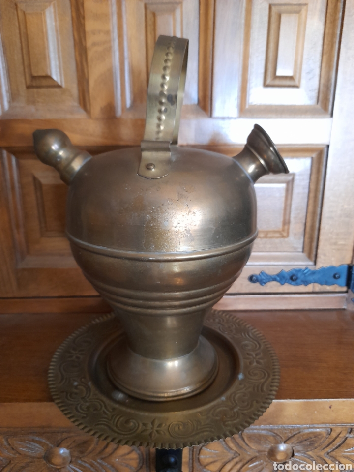 Antig&uuml;edades: Antiguo botijo de lat&oacute;n con plato - Foto 1