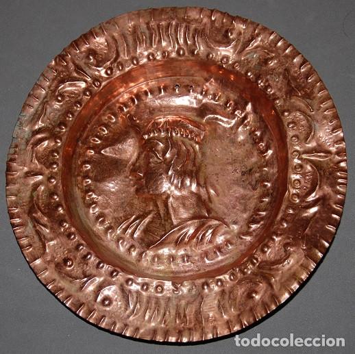 Antig&uuml;edades: PLATO DE COBRE REPUJADO CRISTOBAL COLON-05 - Foto 1