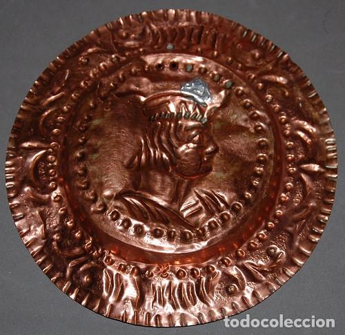 Antig&uuml;edades: PLATO DE COBRE REPUJADO CRISTOBAL COLON-05 - Foto 2