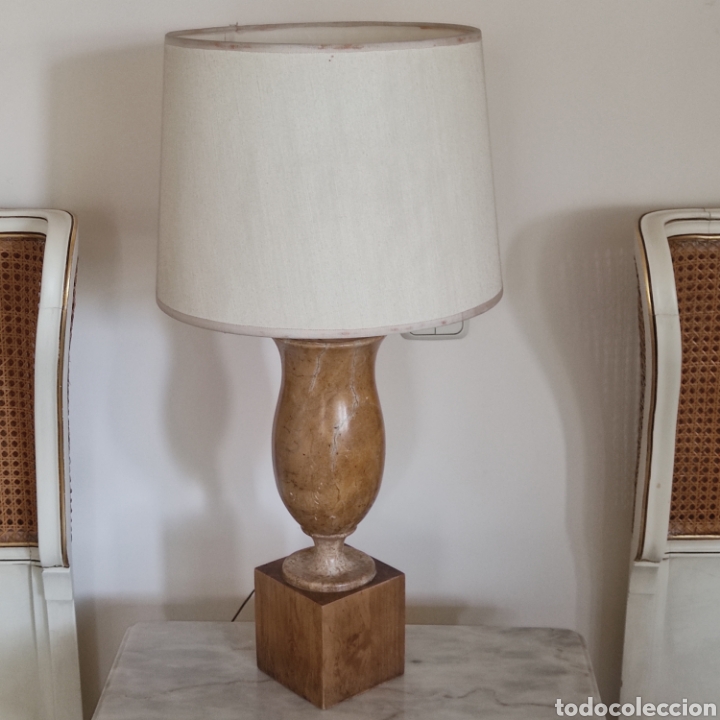 Antiquit&auml;ten: LAMPARA SOBRE MESA. MARMOL Y MADERA. TULIPA EN TELA. Altura 69cms