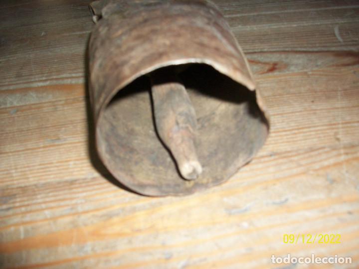 Antig&uuml;edades: ANTIGUO CENCERRO CON COLLAR - Foto 3
