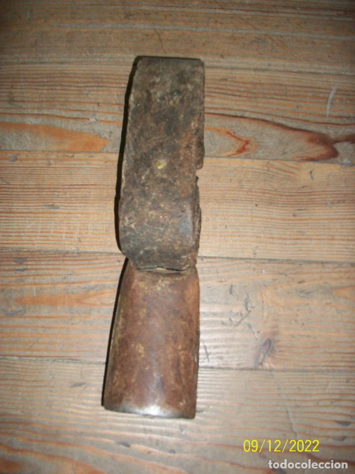 Antig&uuml;edades: ANTIGUO CENCERRO CON COLLAR - Foto 2