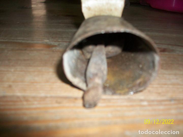 Antig&uuml;edades: ANTIGUO CENCERRO CON COLLAR - Foto 3