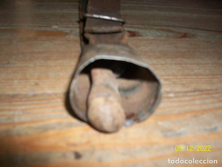 Antig&uuml;edades: ANTIGUO CENCERRO CON COLLAR - Foto 3