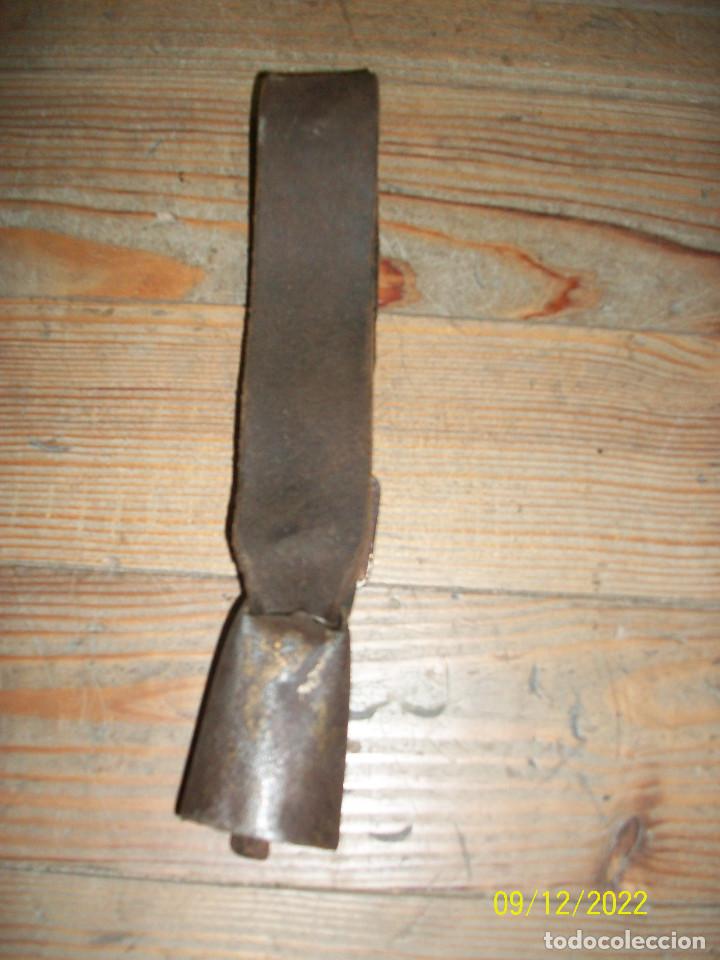 Antig&uuml;edades: ANTIGUO CENCERRO CON COLLAR - Foto 2