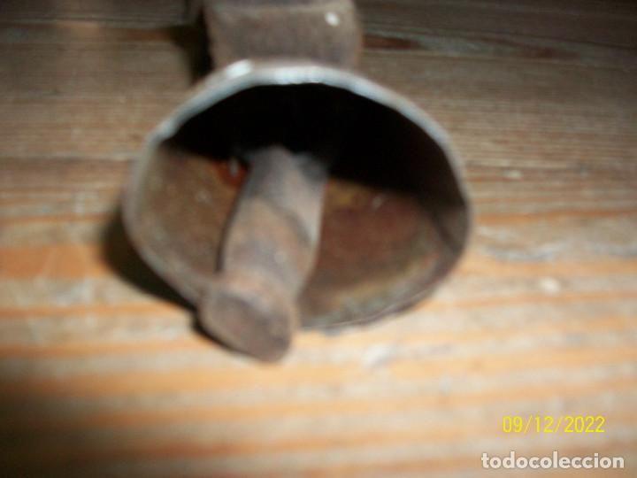 Antig&uuml;edades: ANTIGUO CENCERRO CON COLLAR - Foto 3