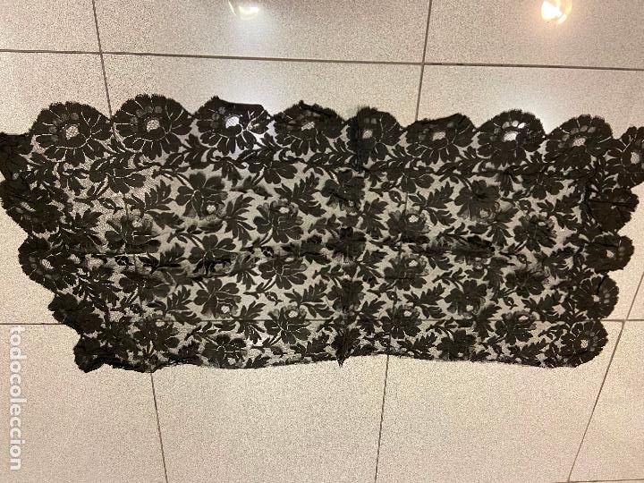 Antig&uuml;edades: 90.- Velo rectangular de blonda. Rosas negras. - Foto 1