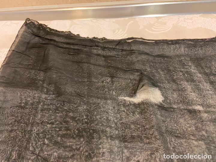 Antig&uuml;edades: 90.- mantilla de tul negro. Deteriorada - Foto 2
