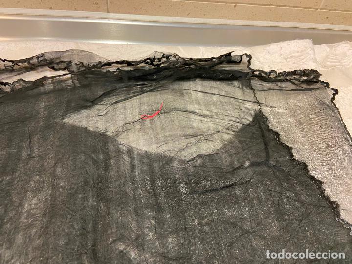 Antig&uuml;edades: 90.- mantilla de tul negro. Deteriorada - Foto 3