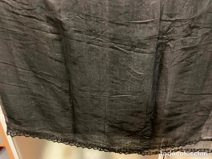 Antig&uuml;edades: 90.- mantilla de tul negro. Deteriorada - Foto 4
