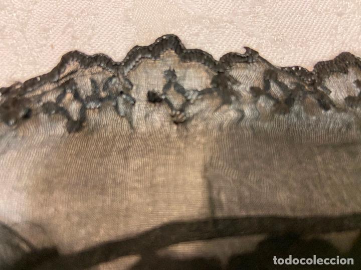 Antig&uuml;edades: 90.- mantilla de tul negro. Deteriorada - Foto 6