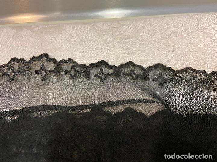 Antig&uuml;edades: 90.- mantilla de tul negro. Deteriorada - Foto 1
