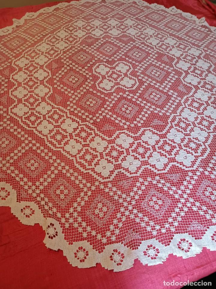 Antig&uuml;edades: MANTEL DE ENCAJE DE RED MANUAL - Foto 3