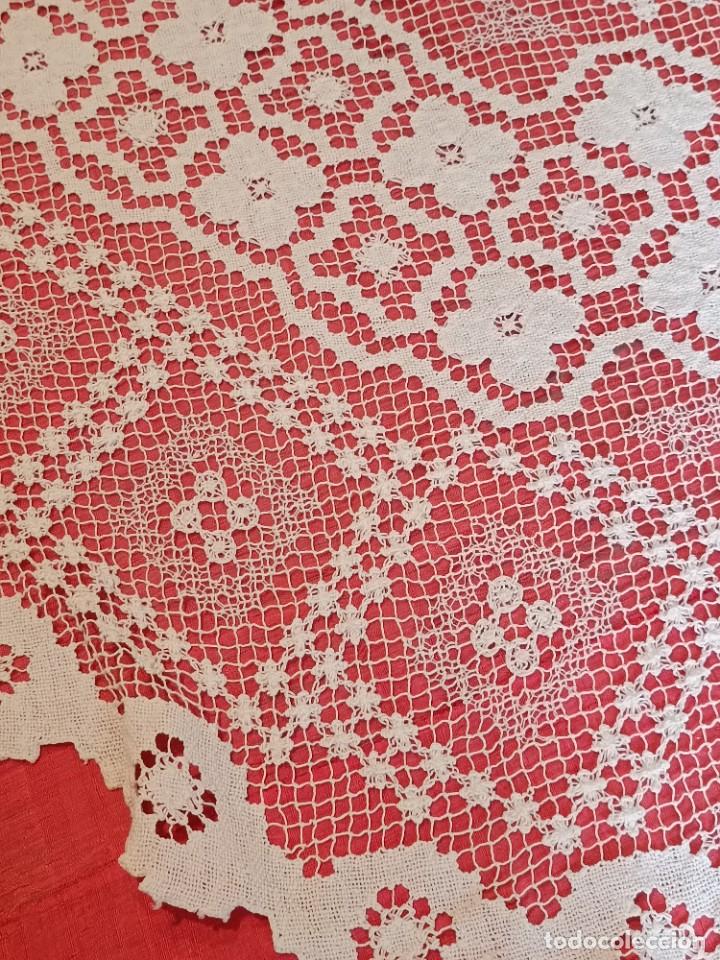 Antig&uuml;edades: MANTEL DE ENCAJE DE RED MANUAL - Foto 7