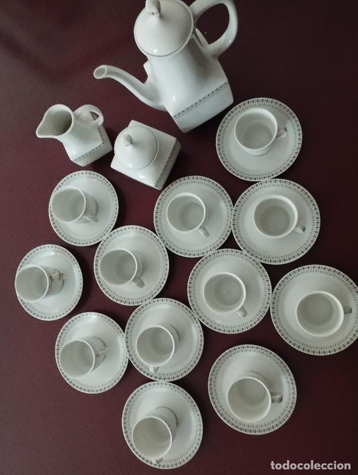 Antig&uuml;edades: ANTIGUO JUEGO DE CAFE , 12 TAZAS, 12 PLATOS, LECHERA, AZUCARERA Y CAFETERA.