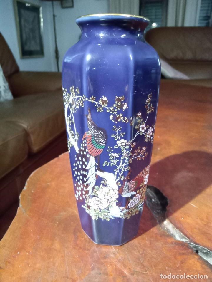 Antiguidades: JARRON DE CERAMICA JAPONESA IMPORTADO POR EL CORTE INGLES, MOTIVOS FLORALES CON PAVOS REALES