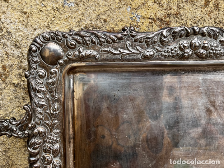 Antig&uuml;edades: Bandeja en laton plateado con greca profusamente decorada. - Foto 5