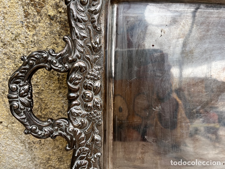 Antig&uuml;edades: Bandeja en laton plateado con greca profusamente decorada. - Foto 6