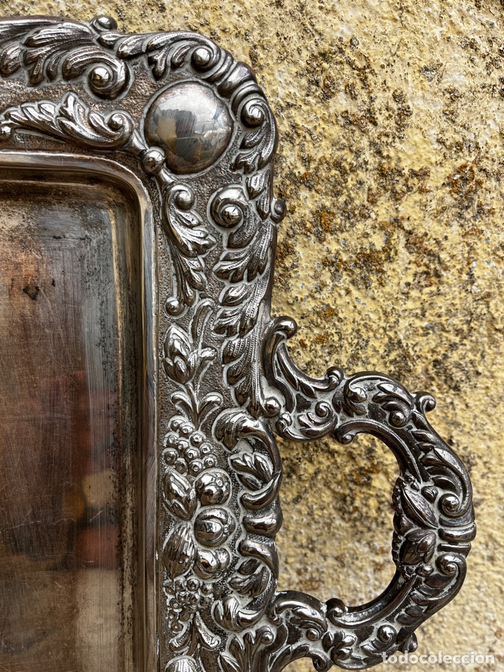 Antig&uuml;edades: Bandeja en laton plateado con greca profusamente decorada. - Foto 9