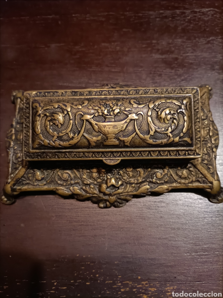 Antiques: Antigua escribania en bronce labrado con motivos de estilo g&oacute;ticos