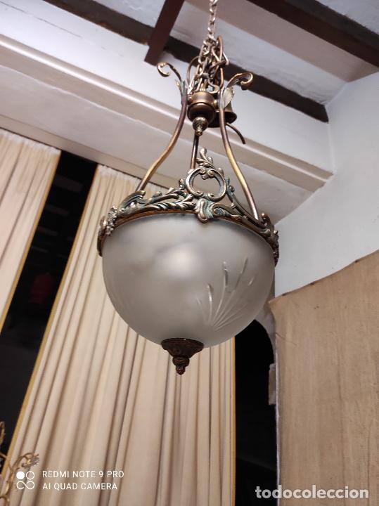 Antig&uuml;edades: lampara de bronce y cristal - Foto 1