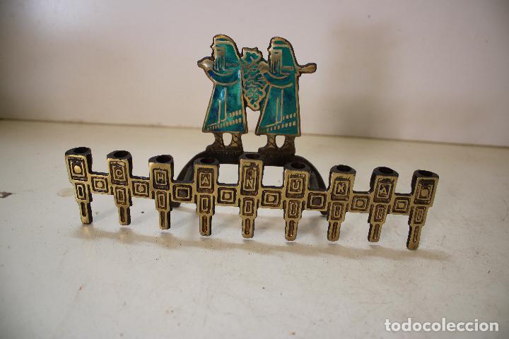 Antig&uuml;edades: candelabro chanuka de bronce y esmalte - Foto 4