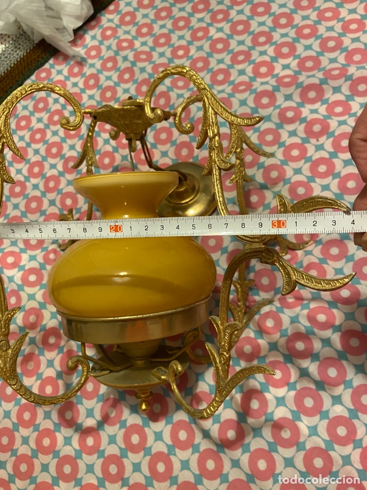 Antig&uuml;edades: L&aacute;mpara de techo de bronce y opalina color mostaza. - Foto 9